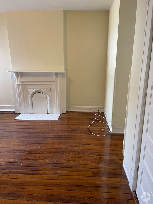 Building Photo - Newly Updated 3 bdrm/2 bath House Located ...