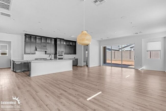 Building Photo - Modern 3Bdm 2Ba Home with Spacious Backyard!