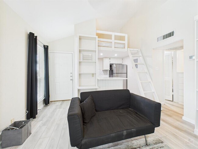 Photo - 1000 W 26th St Unit 211