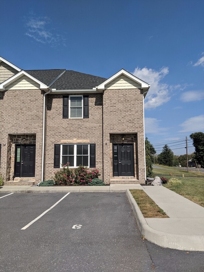 Building Photo - Luxury End-Unit Townhome in Cedar Point, North Harrisonburg!