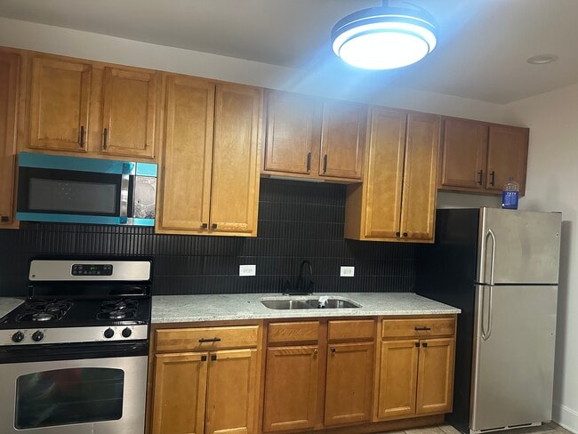 Se aceptan mascotas de la Sección 8. Unidad de 3 habitaciones y 1 baño, recientemente renovada. A pocas cuadras de dos escuelas. Se admiten gatos y un perro pequeño. - 903 N Lockwood Ave Unidad Westside 3 bedroom Austin