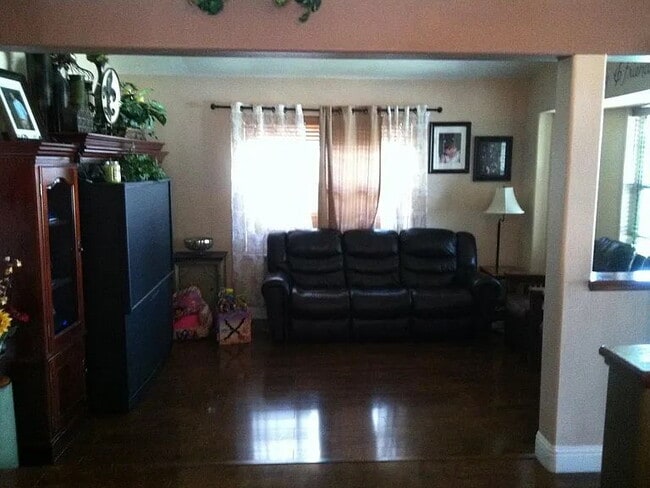 Photo - Beautiful home in Southwest Bakersfield- Near Stockdale High school ,Warren Jr High and Old river...