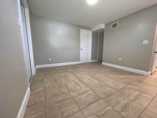 Photo - 2513 Ave L