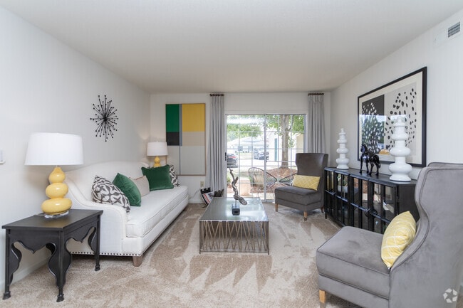 2BR, 2BA - 862SF