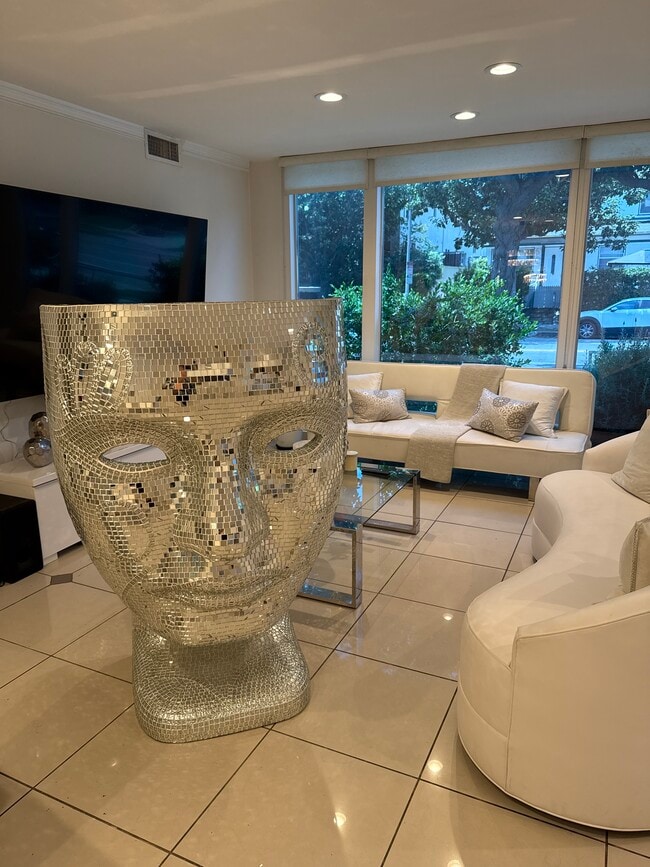 Building Photo - 248 S Doheny Dr Unit 1