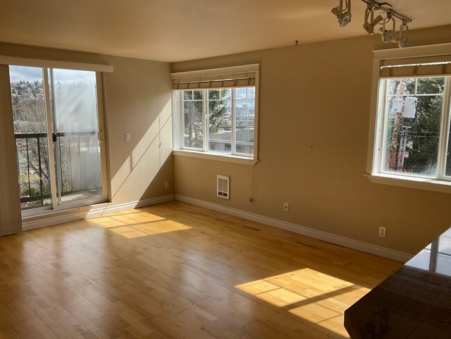 Building Photo - 2200 Thorndyke Ave W Unit 205