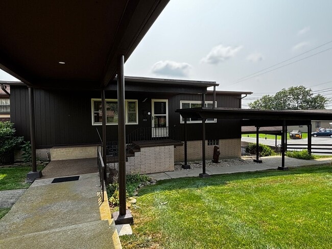 Building Photo - MOVE IN SPECIAL! 3-Bedroom Home in Parklan...