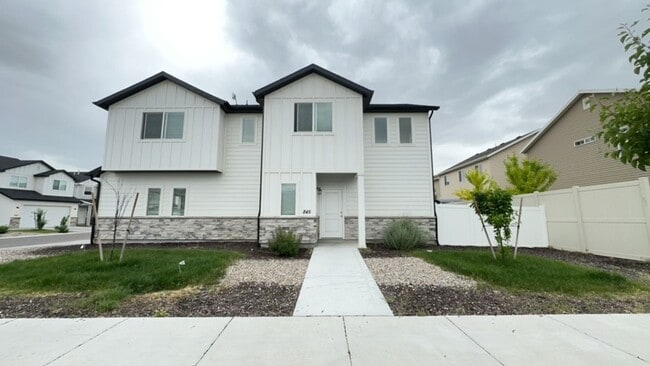 Lovely NSL Townhome - available this month! - Lovely NSL Townhome - available this month!