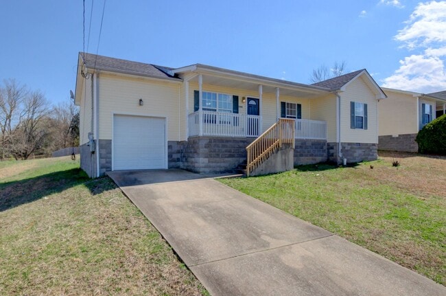 Building Photo - Three Bedroom Close to Post