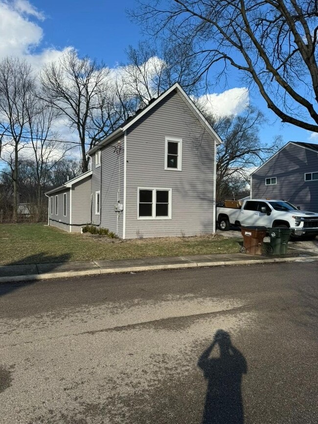 Building Photo - 618 Center St