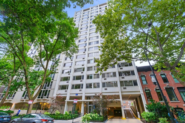 Building Photo - 1344 N Dearborn St Rental
