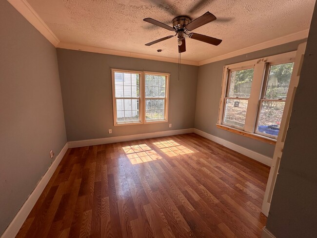 Photo - Spacious 2 Bedroom 1 Bath Apartment in Hig...