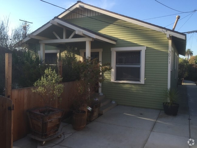 Building Photo - 3011 E 5th St Rental