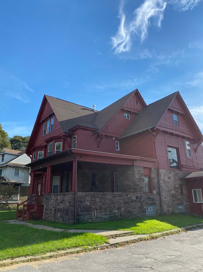 The beautiful mansion - 1063 Saint Paul St Unit 8