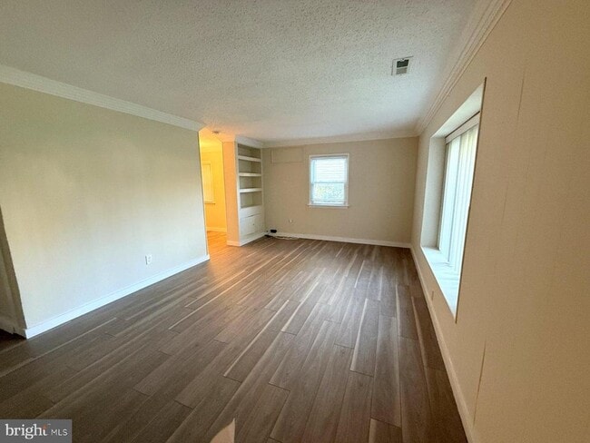 Building Photo - 12 Wesley Ave Rental