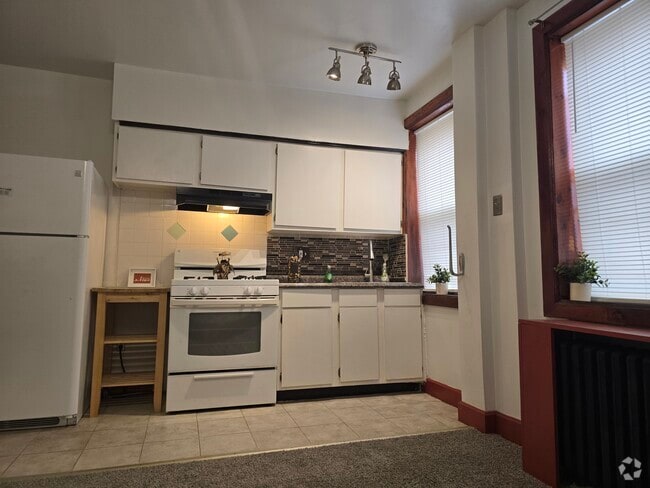 Building Photo - 1622 Bainbridge St Unit 2R Rental