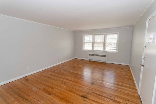 Building Photo - 197 Quaker Ln S Unit 2 Rental