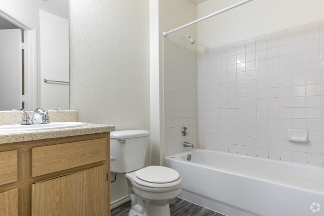 2BR, 2BA - 905SF - Bathroom