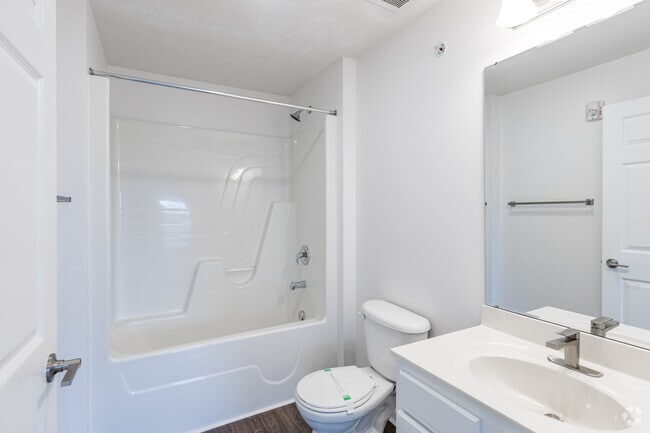 2BR, 2BA - 973SF - 2bd Sm - Bathroom