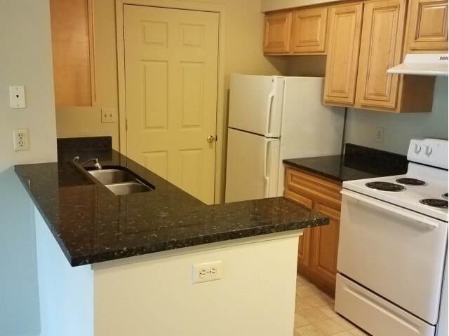 Kitchen w/White Appliances - Shelborne Square Apartments