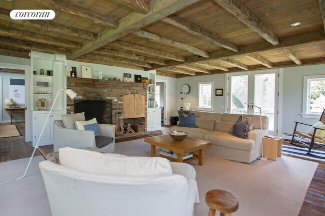 Photo - 114 Wainscott Main St