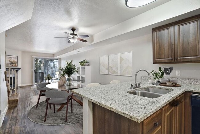 Building Photo - Spacious 2 Bed 1.5 Bath Townhome in Murray...