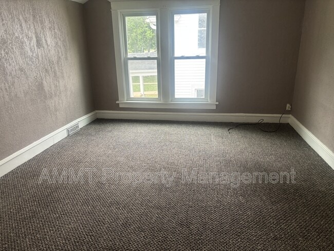 Photo - 1725 D Ave NE