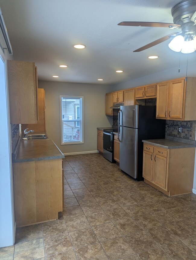 Photo - 536 Metomen St