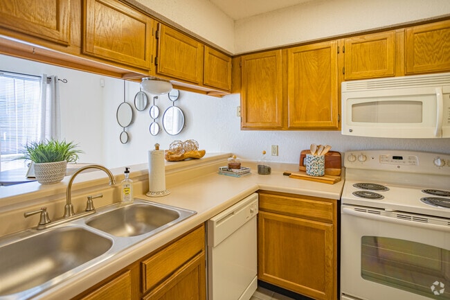 2BR, 2BA - 891SF - Kitchen - Warrington Apartments