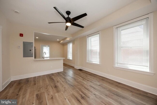 Photo - 325 W Barnard St