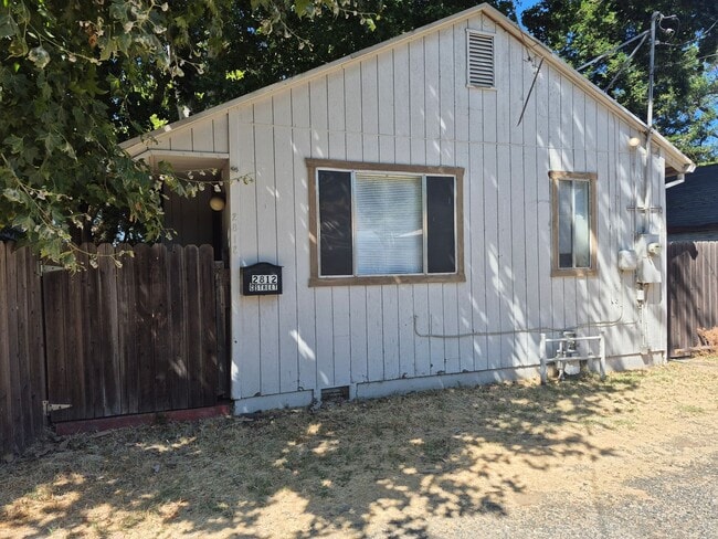 Building Photo - Two Bedroom Downtown Cottage Rental