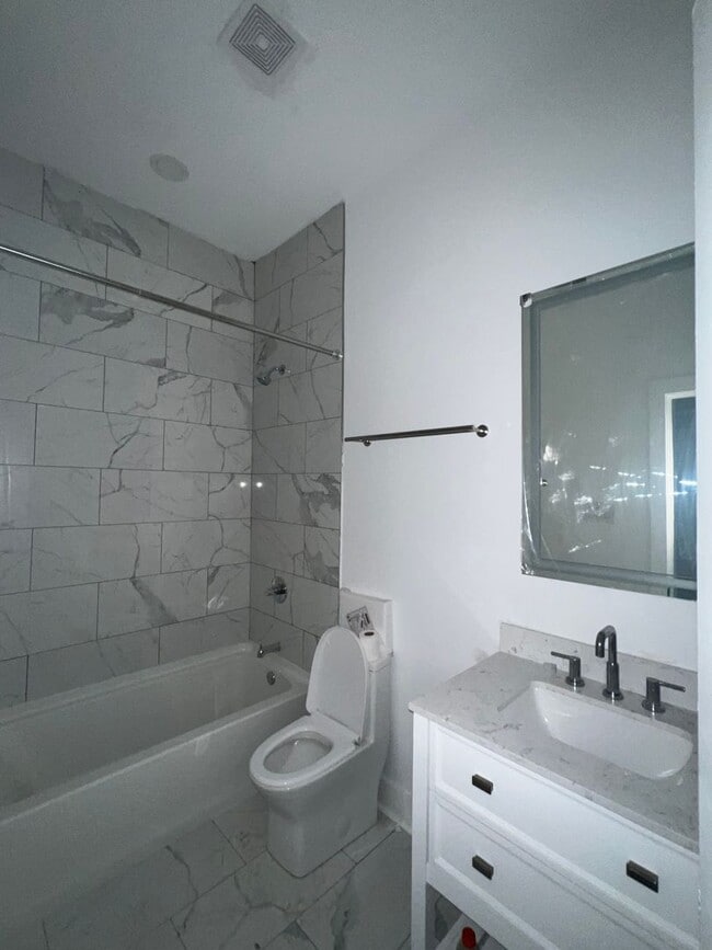 Photo - 5 BR House 1/2 block from Maple St - POOL!