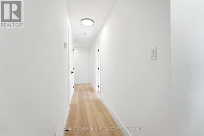 Photo - 108 Briscoe St E