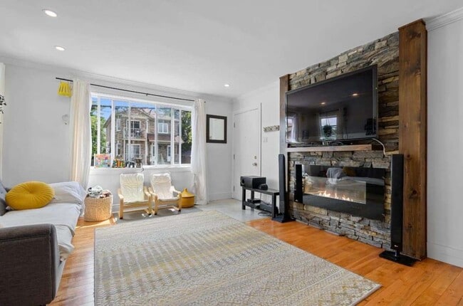 Building Photo - 7 Rue Archambault Unit Bel appartement dans le coin de Gatineau-Hull