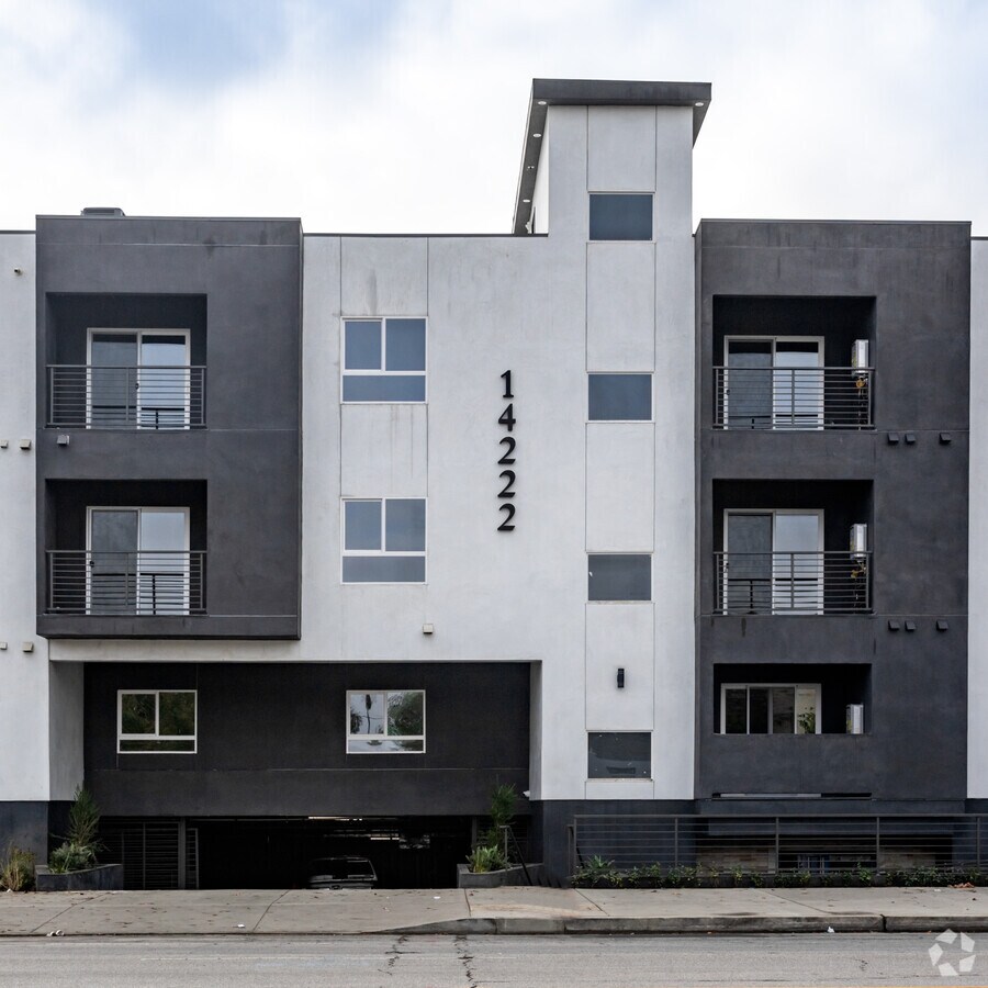 Entrada - 14222 Victory Blvd