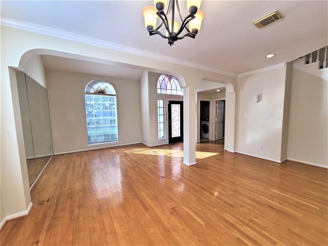 Photo - 1719 Abellfield Ln