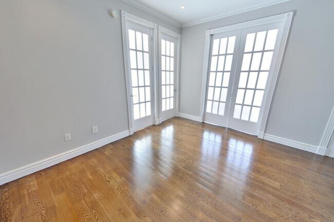 Building Photo - 248 Mott St