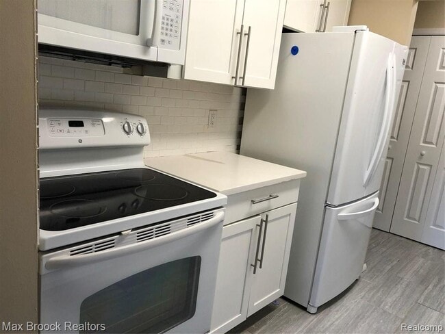 Photo - 29880 W 12 Mile Rd Unit 812