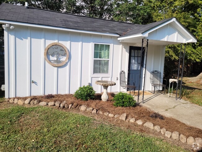 Building Photo - 10265 Hillyard Ave Unit Cottage Rental