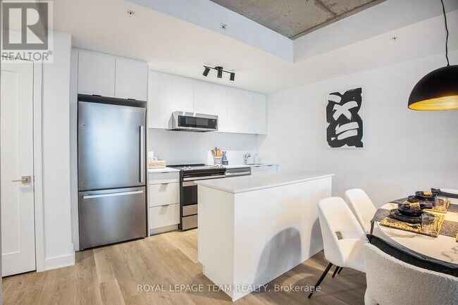 Photo - 1655 Carling Ave Unité B210