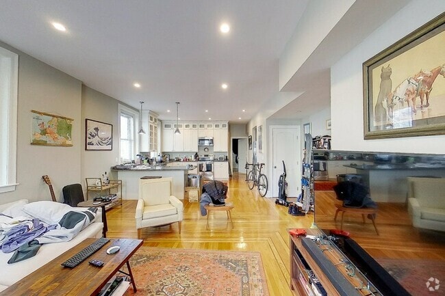 Building Photo - 3 1/2 Bull St Unit 1 Rental
