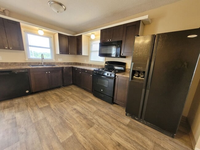 Photo - 2 Bedroom, 1 Bathroom Home 5 Minutes from ...