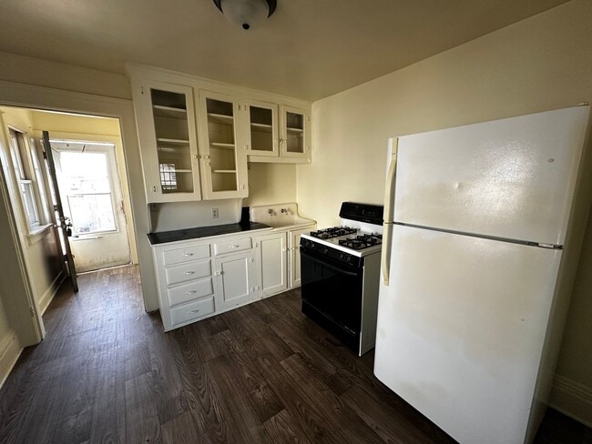 Building Photo - 16 N Washington St Unit upper