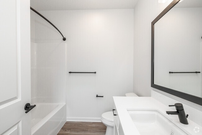 1BR, 1BA - 873SF - Bathroom