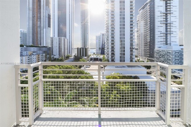 Building Photo - 2200 NE 4th Ave Unit 807