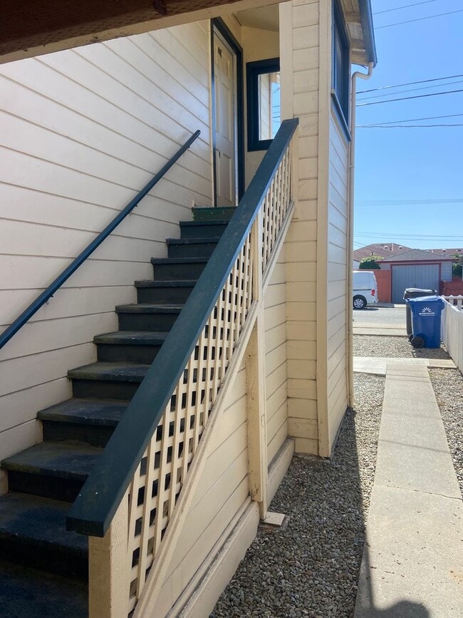 Photo - Furnished  Spacious 1 Bedroom / 1 Bath Upp...