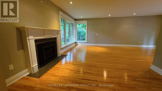 Photo - 2062 Glenforest Crescent