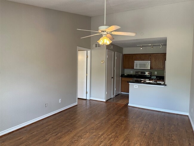 Photo - 3900 Woodchase Dr Unit 158