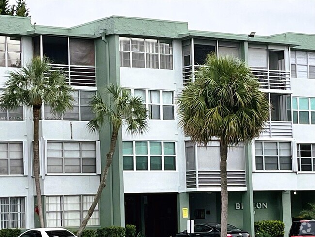 Building Photo - 2751 Taft St Rental