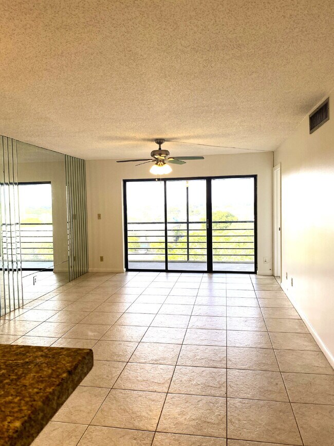 Photo - Cypress Bend Top Floor Private Corner 2/2 Available Now! Unidad 711 Building D